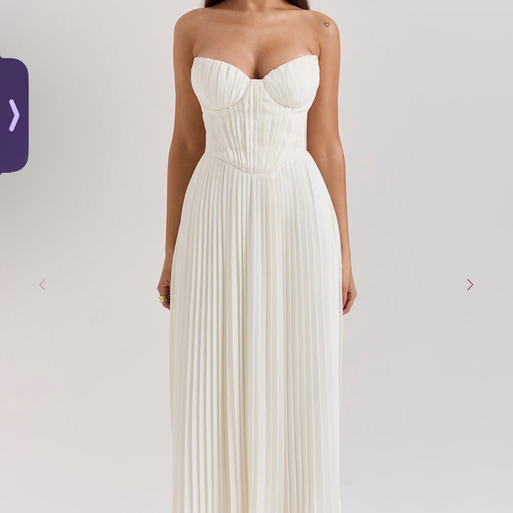 House of CB AMORATA
Ivory Pleated Maxi Dress